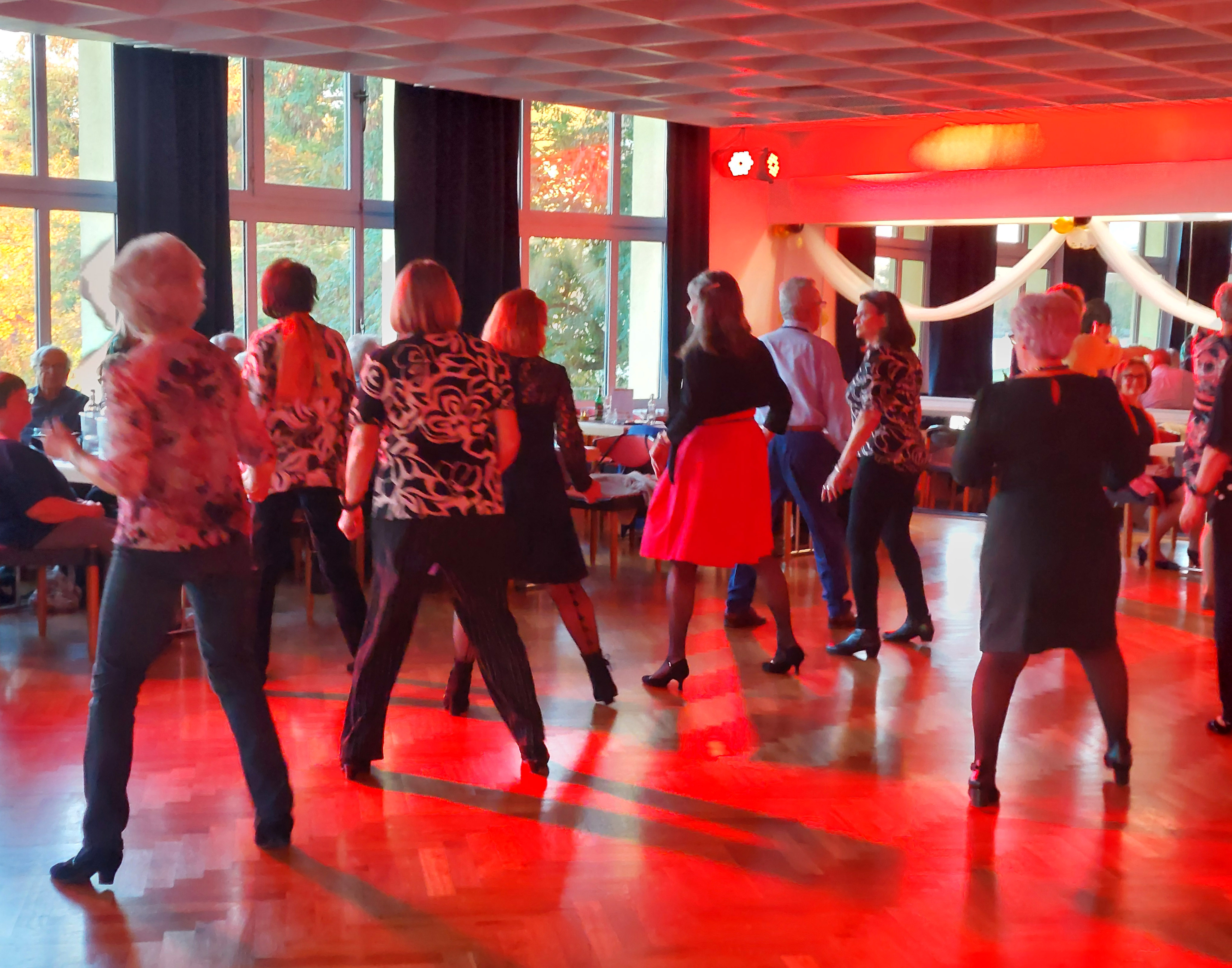 2025-10_Tanzparty Mai (1).jpg